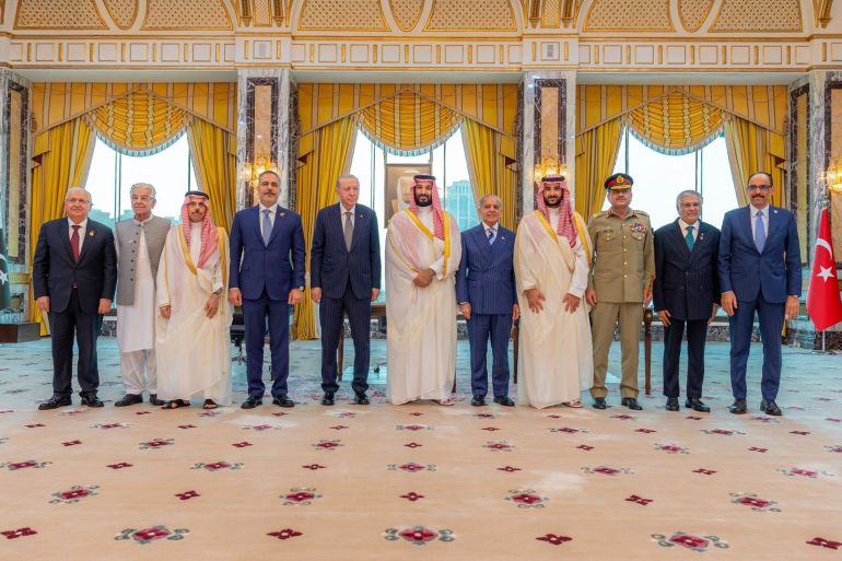 جانب من توقيع سمو ولي_العهد والرئيس التركي ورئيس وزراء باكستان اتفاقيه_مكة_للدفاع_المشترك في الديوان الملكي بقصر الصفا في مكة المكرمة @وكالة الانباء السعودية - واس
