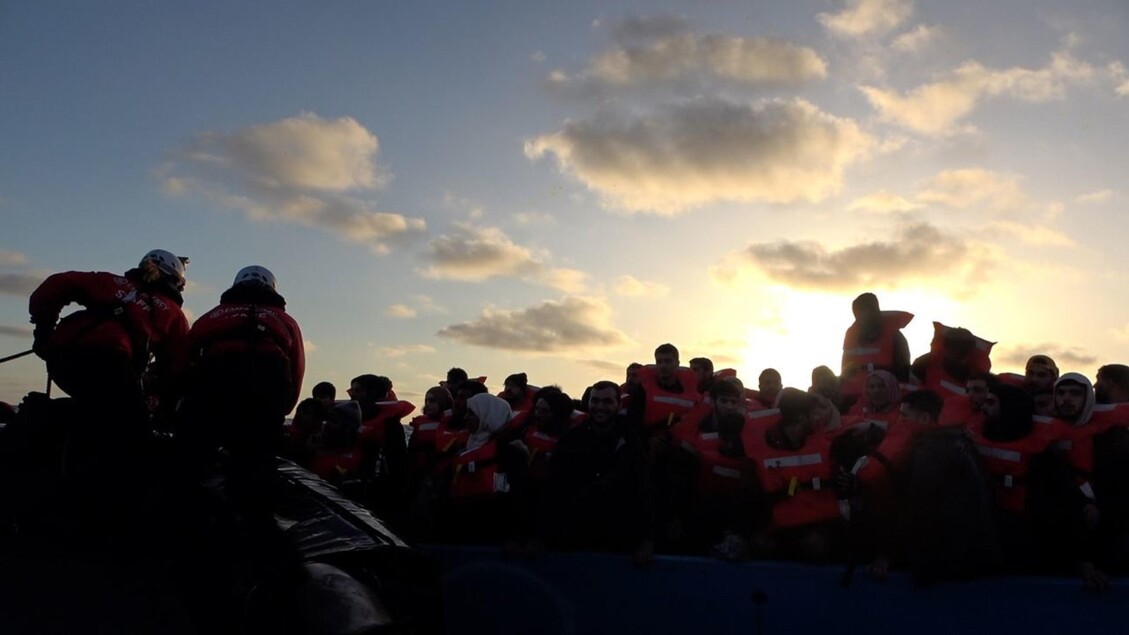 La Life Support, nave umanitaria di Emergency, soccorre 198 persone, tra cui 21 donne e 14 bambini