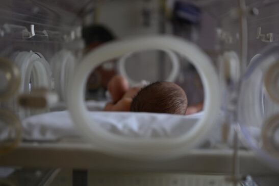 Un neonato in una culla termica