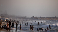 Palestinesi in spiaggia a Gaza City, divieto di Israele di pescare e nuotare