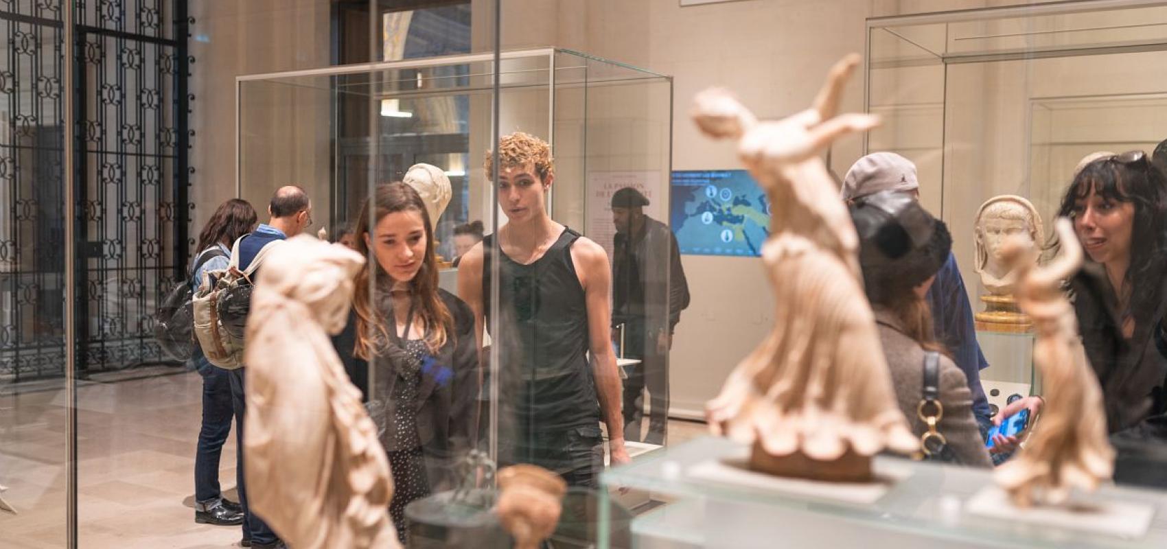Statuettes de danseuses (Grèce, 323 - 30 av J.-C) dans la Salle des Colonnes - - © Guillaume Murat / BnF
