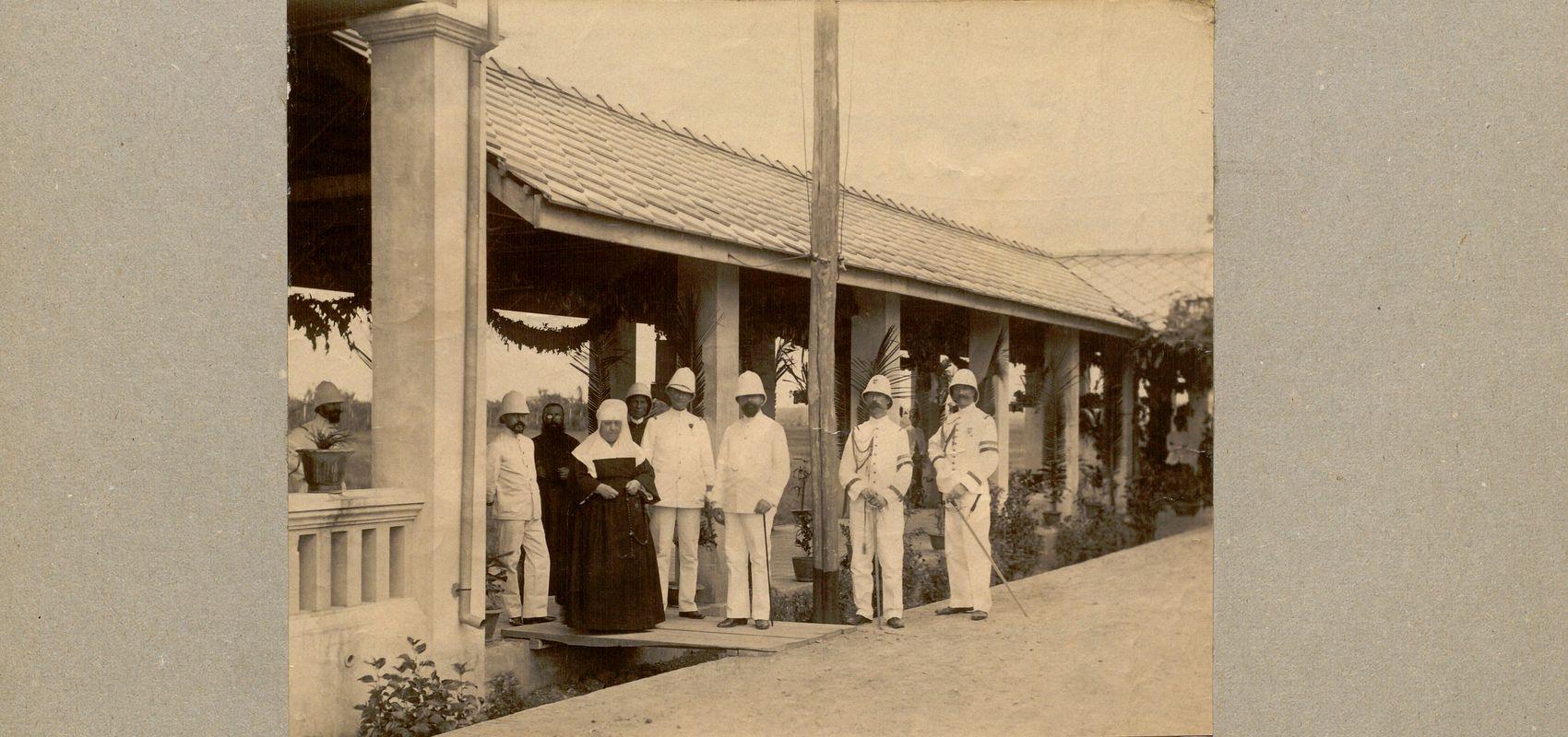 Visite du gouverneur général de l'Indochine, Paul Doumer, à l'hôpital français de Bangkok, photo Joaquim Antonio - 1899 - Université Côte d'Azur. BU Lettres Arts Sciences Humaines. Fonds ASEMI