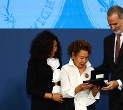 Don Felipe en el momento de la entrega del Premio Reino de España a la Trayectoria Empresarial a María Teresa Rodríguez, presidenta de honor de Gallet