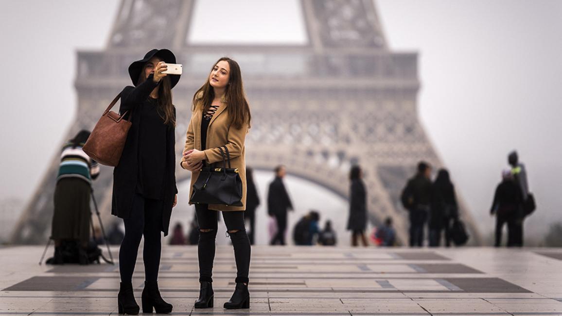 Le breis agus ceithre bliana, bhí Eorpaigh a bhí ag taisteal san Aontas Eorpach ábalta a bheith ag “fánaíocht ar tháillí baile”, ag déanamh glaonna ó thar lear gan aon chostas breise. Cibé an raibh tú ar cuairt ar thíortha eile ar mhaithe le hobair nó pléisiúr, chun glaonna a dhéanamh, teachtaireachtaí téacs a sheoladh agus sonraí a úsáid thar lear bhí an costas mar an gcéanna le do thír féin. Tá Feisirí ag iarraidh an reachtaíocht a leathnú agus a nuashonrú, ionas go mbeidh sí oiriúnach do na deich mbliana amach romhainn.