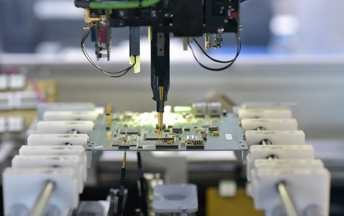 Cuireann róbat páirteanna leictreacha le clár ciorcad