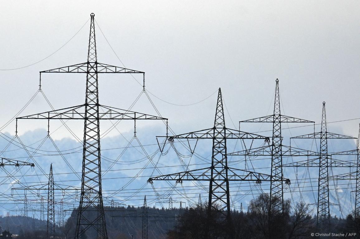 Οι πυλώνες ηλεκτρικής ενέργειας βρίσκονται στους πρόποδες των βουνών των Άλπεων, που απεικονίζονται κοντά στο βαυαρικό χωριό Puchheim, στη νότια Γερμανία, στις 27 Νοεμβρίου 2023.