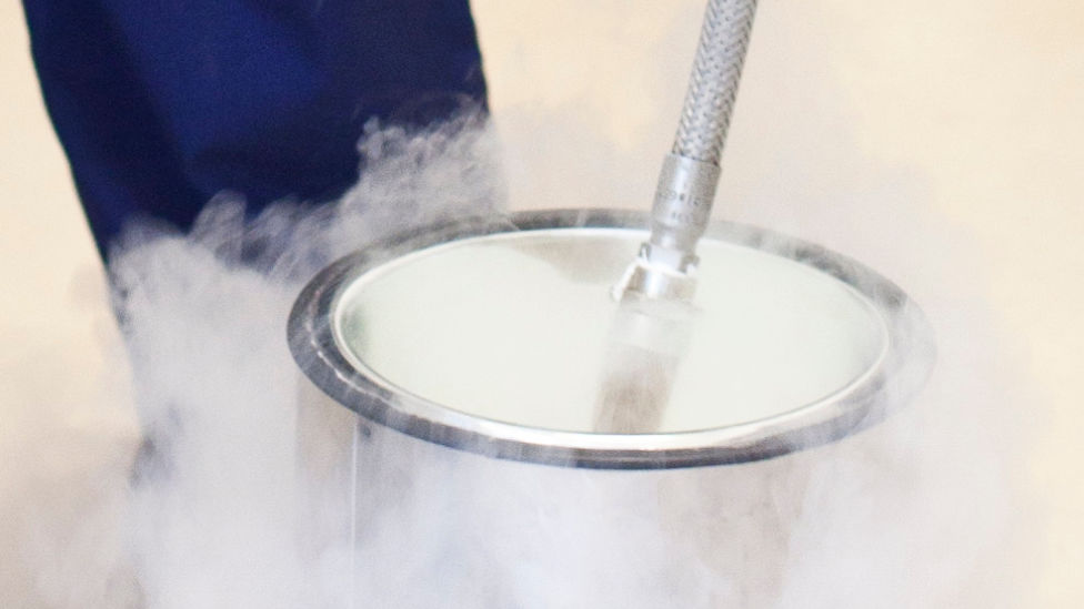 (Quelle: BZgA/HN/Eichhöfer) Einfrieren einer Probe im Labor