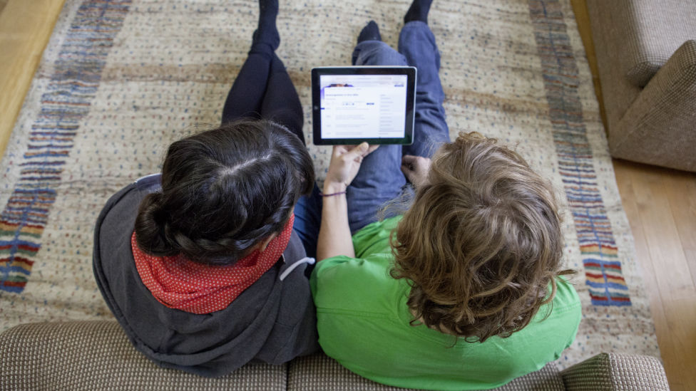 Die Embryonenspende (Quelle: BIÖG/HN) Paar informiert sich im Internet zum Thema Embryonenspende