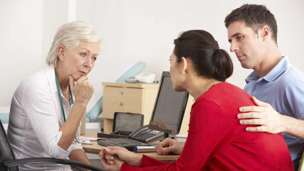 (Quelle: Thinkstock) Ein Paar lässt sich beraten