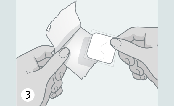 (Quelle: BIÖG) Nehmen Sie das Pflaster zusammen mit der Deckfolie aus der Verpackung.