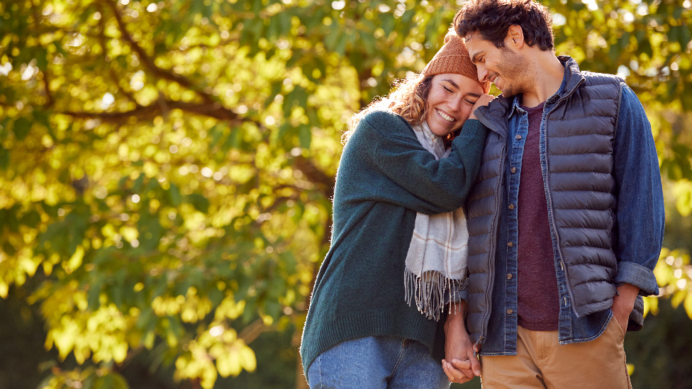 Paar geht im Wald spazieren