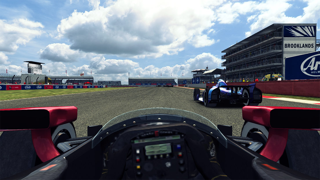 <strong>CUSTOMISABLE<br>CONTROLS</strong> <span>Switch between intuitive customisable controls: Tilt, Wheel Touch, Arrow Touch or gamepad.</span>