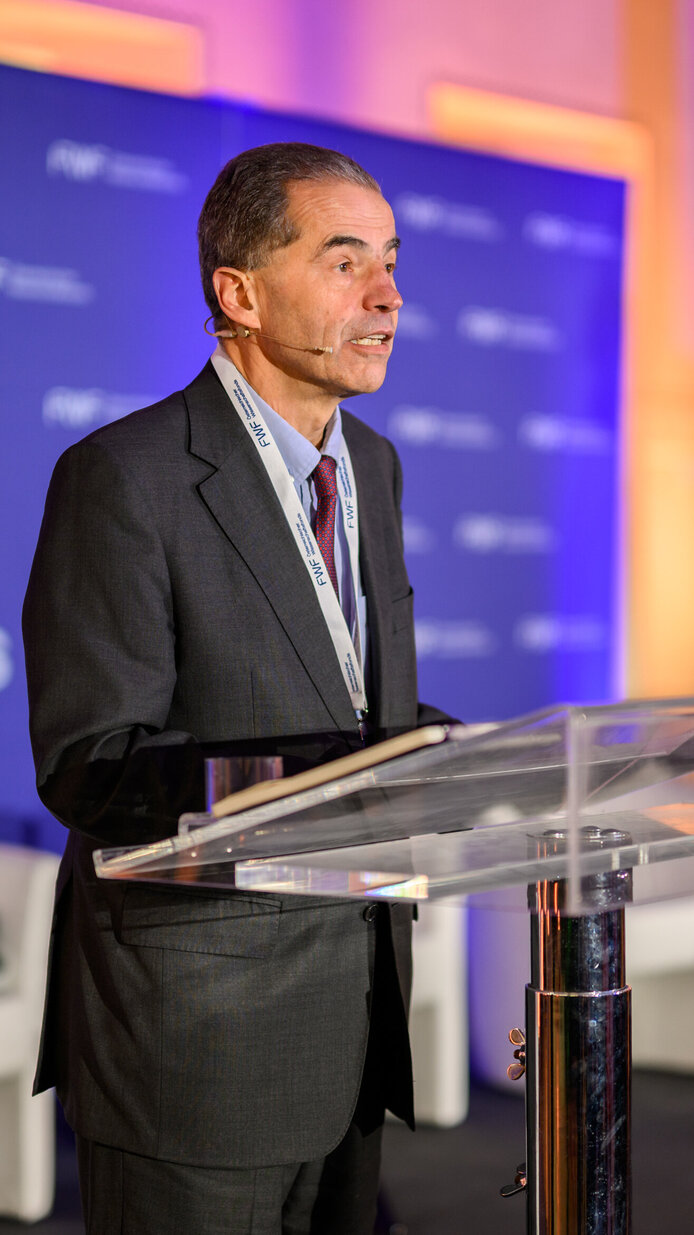Keynote Speaker von der Seite auf dem Podium