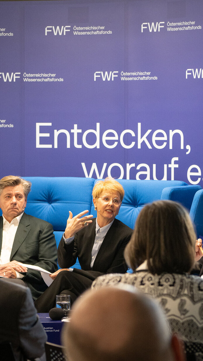 Andreas Kosmider, Markus Reinhard, Beate Eckhardt, Georg Winckler, Ruth Williams während der Diskussion. Teilnehmer:innen im Vordergrund.