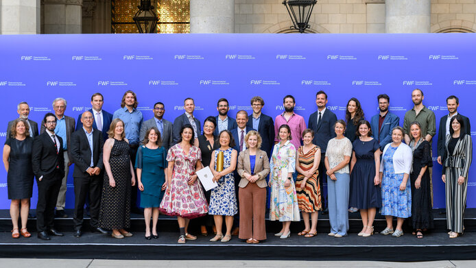 Gruppenbild mit der FWF-Wittgenstein-Preisträgerin Elly Tanaka im Kreise aller Preisträger:innen und weiterer Gäste
