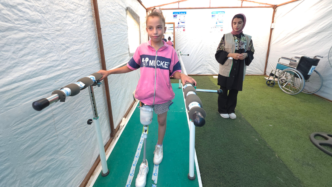 Gaza: Dank einer Prothese kann Malak wieder gehen