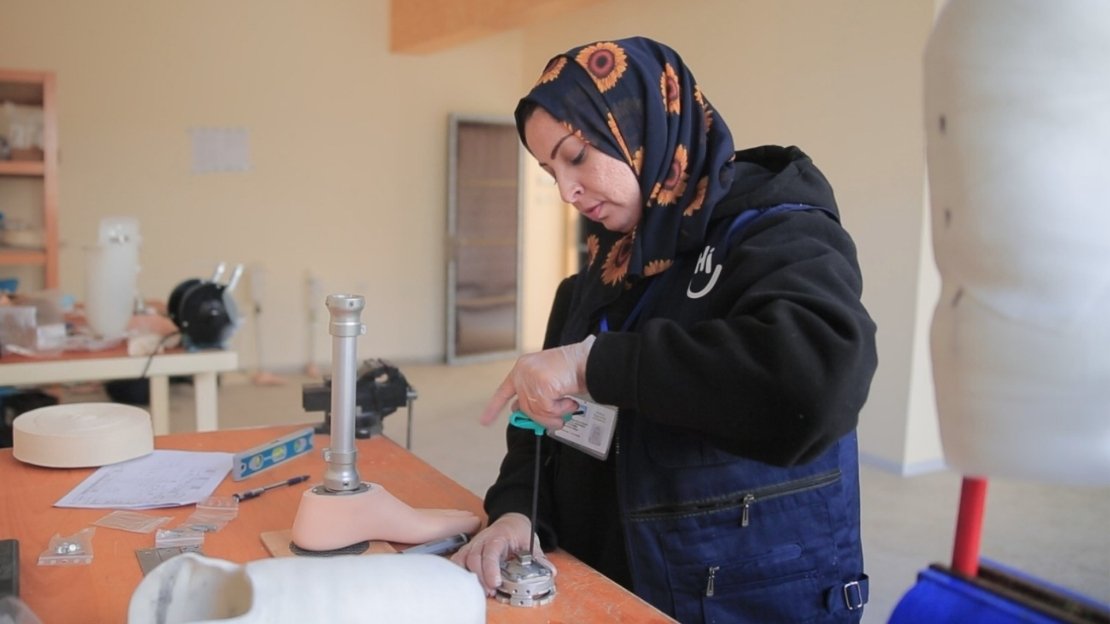 Gaza: Heba baut Prothesen – mitten im Chaos des Krieges