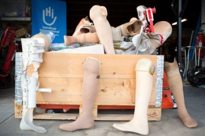 Alte Prothesen in einer Holzkiste