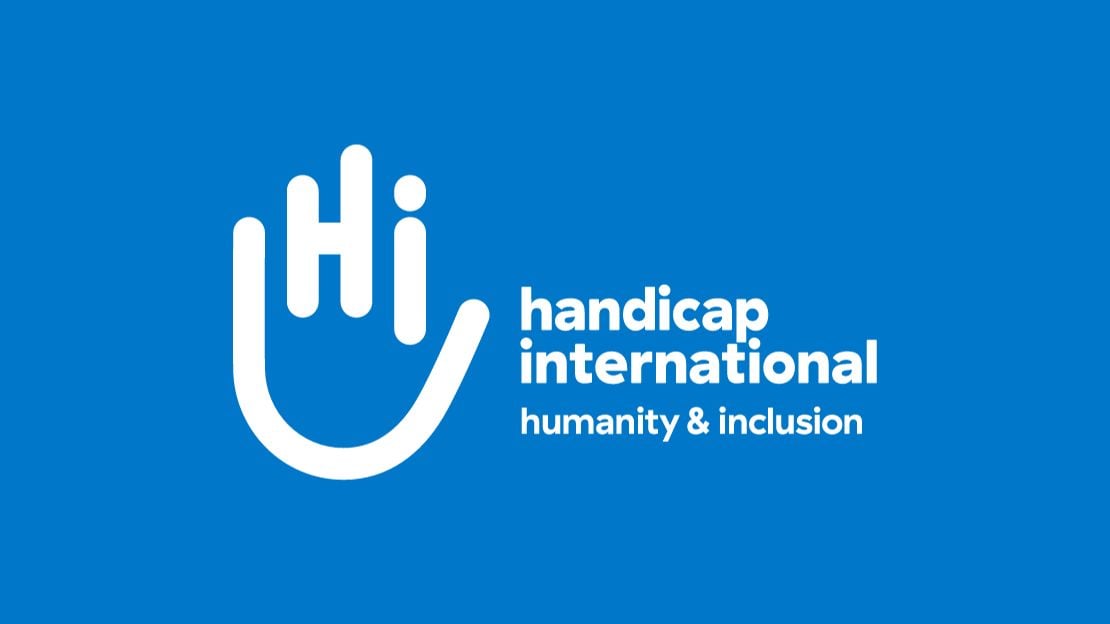 Handicap International Logo vor blauem Hintergrund.