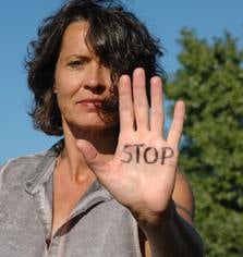 Bild von HI-Botschafterin Ulrike Folkerts. Auf ihrer Handinnenfläche steht in großen Buchstaben 