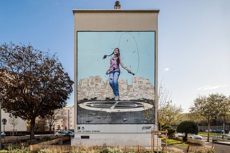Ein großes HI-Plakat an einem öffentlichen Platz.