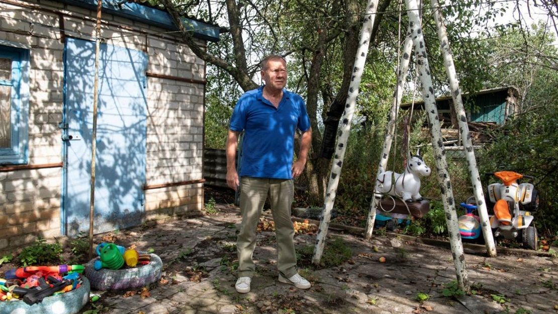 M. Volodymyr photographié dans la cour de sa maison près du village de Zarazhne, dans l'oblast de Kharkiv. En février 2022, il a été blessé lors d'une frappe d'armes à sous-munitions sur la ville de Kharkiv et n'a désormais plus aucune sensation sous la cuisse gauche en raison de lésions nerveuses. Selon lui, cette frappe était la première utilisation d'armes à sous-munitions dans cette guerre. Il explique que lorsqu'on est blessé par des armes à sous-munitions, il n'y a pas de fin. Il bénéficie du projet cash assistance de HI