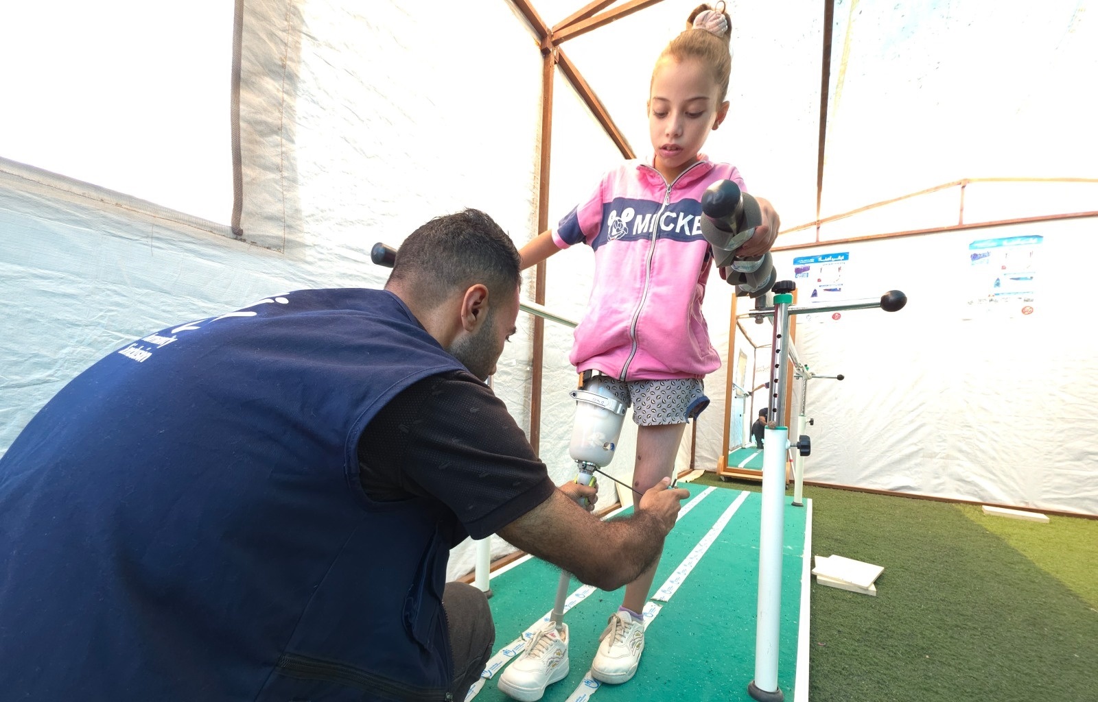 Malak, 9 ans, marche à nouveau avec une prothèse