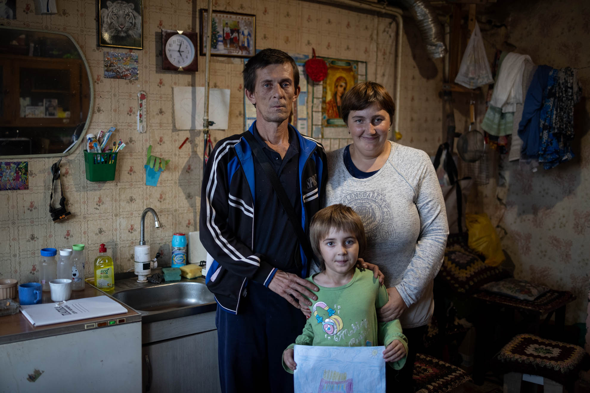 Olha, Volodymyr and their family, Ukraine © Tom Nicholson/HI