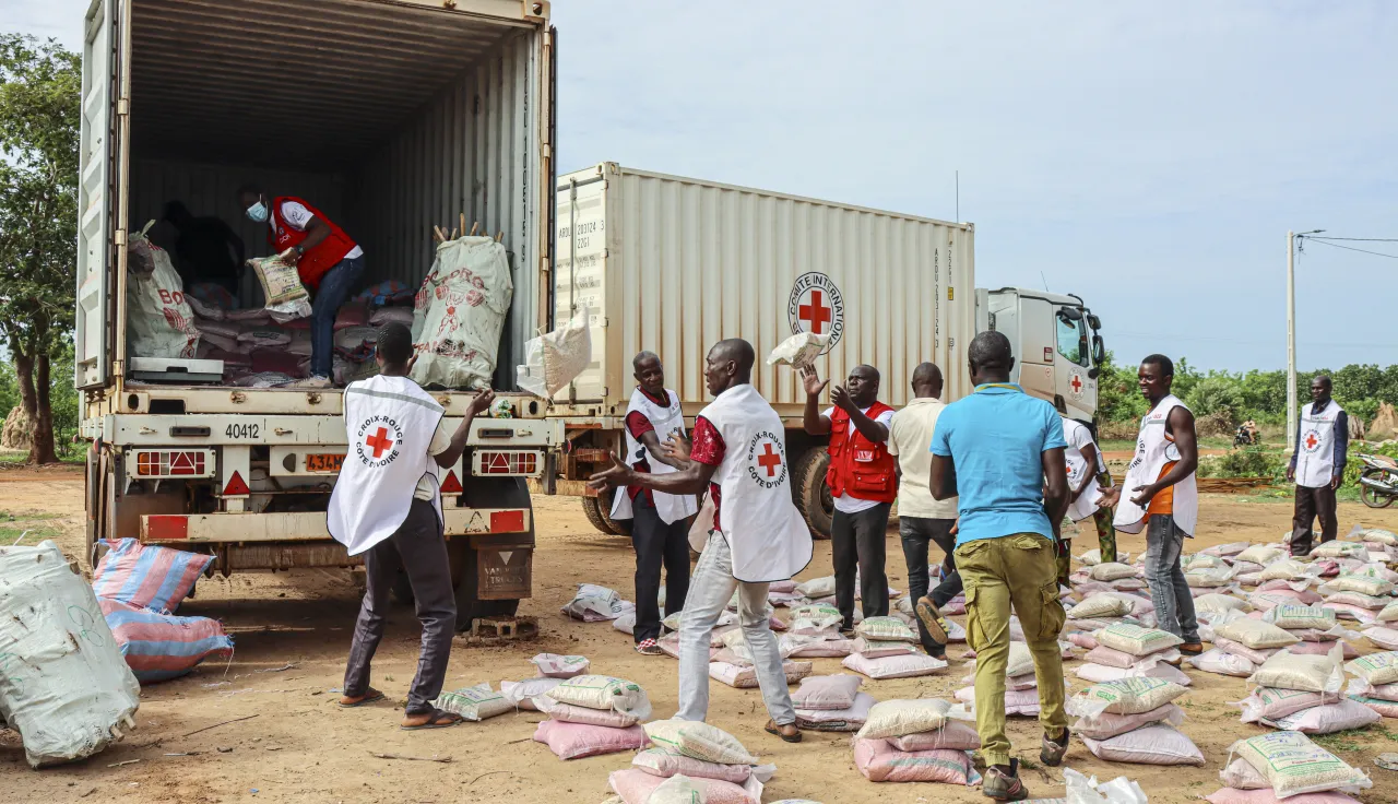 Tchologo region. Joint distribution of seeds and agricultural tools from the ICRC and the Red Cross Society of Côte d’Ivoire. Yapo Ange-Eustache Agbe/ICRC Joint distribution of seeds and agricultural tools from the ICRC and the Red Cross Society of Côte d’Ivoire in Tchologo region.