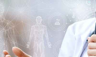 Person mit Mikrofon bei einem Vortrag