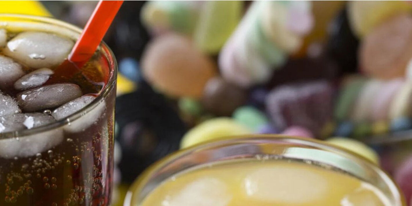 Foto de bebidas açucaradas, incluindo refrigerante