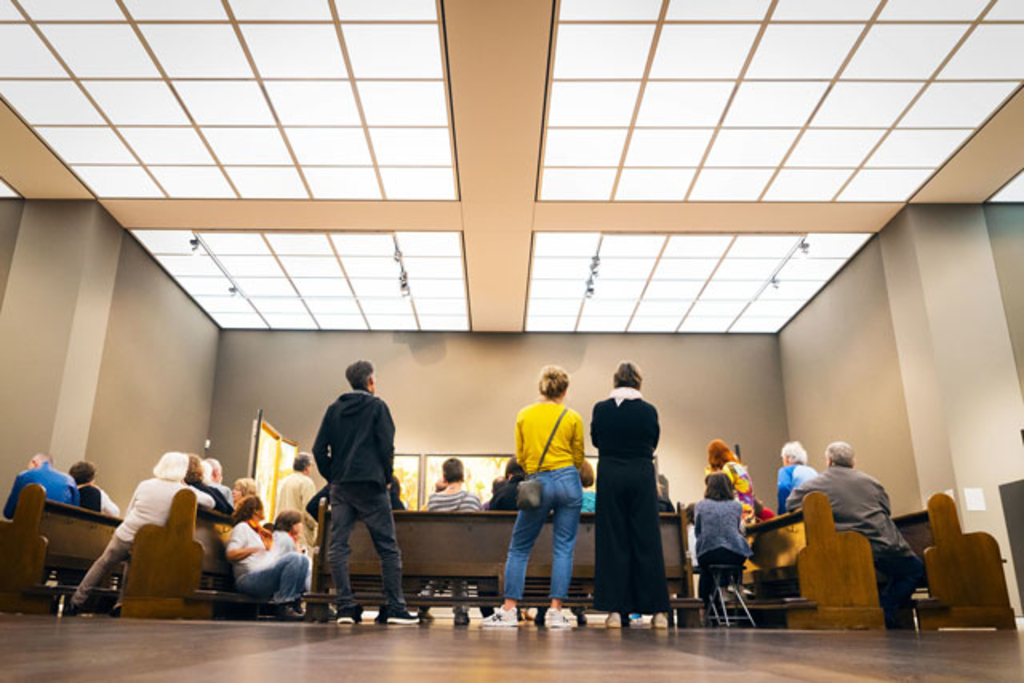 Meschen hören einen Vortrag - von hinten fotografiert