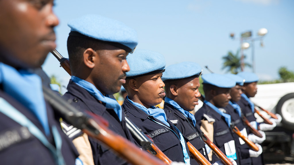 La Asamblea General observa un minuto de oración silenciosa o meditación al comienzo de la sesión de clausura del septuagésimo primer período de sesiones. Foto ONU/Evan Schneider