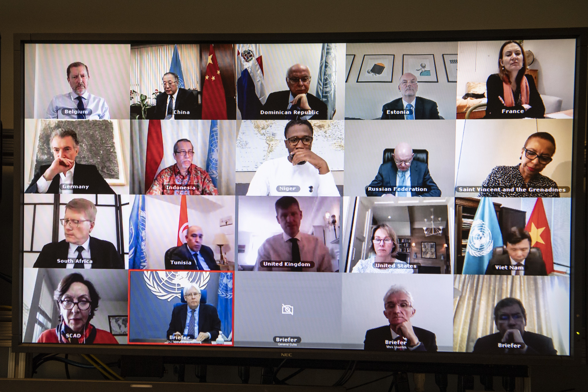 Una instantánea de la pantalla de un ordenador que muestra una videoconferencia entre muchos participantes.