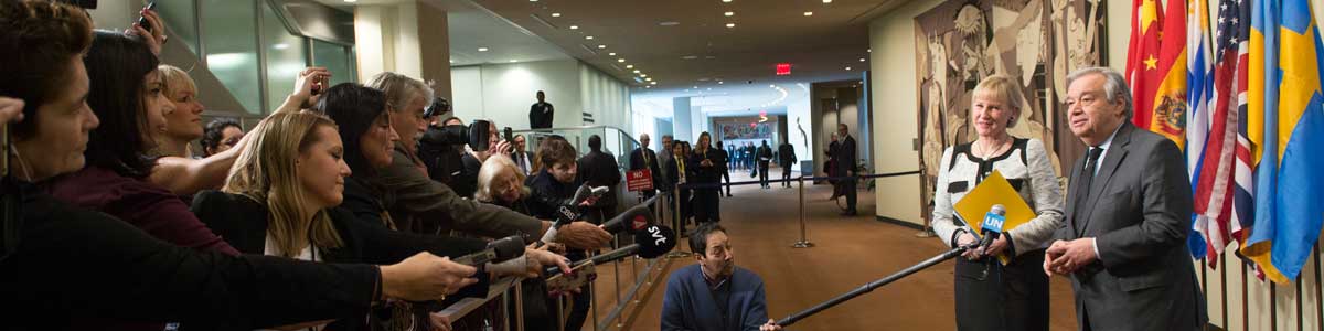 Los periodistas esperan después de una reunión de la Asamblea General. Foto ONU/Rick Bajornas