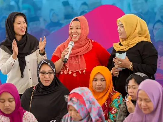 diferentes mujeres sonriendo y la misma imagen enlazando a una web que recopila acciones a tomar por la igualdad de género