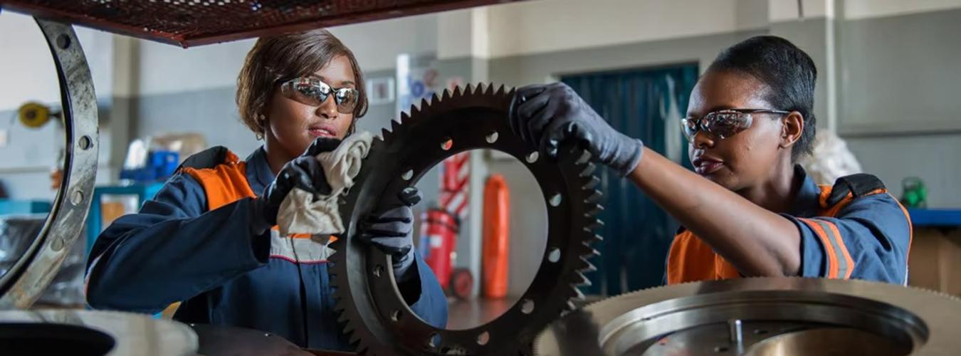 Dos mujeres que trabajan en una empresa de ingeniería.