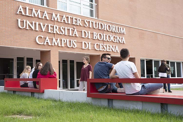 Studenti e studentesse presso una sede del campus di Cesena