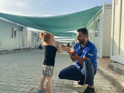 Photo: WFP/Feride Yıldırım WFP and its partners provides vital support to Syrian and Ukrainian refugees through out the country. WFP Associate Cemil Mahlı ile playing with an Ukranian refugee girl in Elazig Temporary Accommodation Centre.