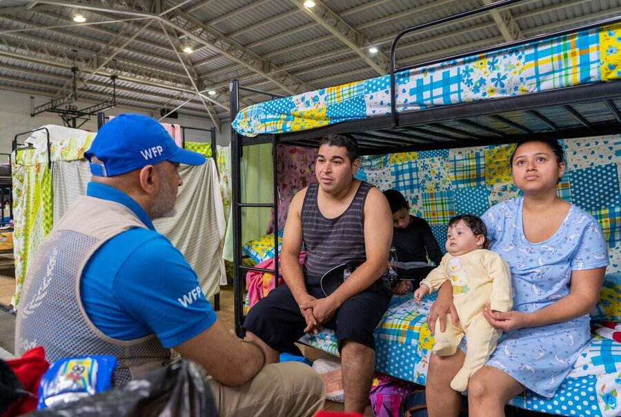 Visit to shelters in San Marcos to talk with families affected by the rains.