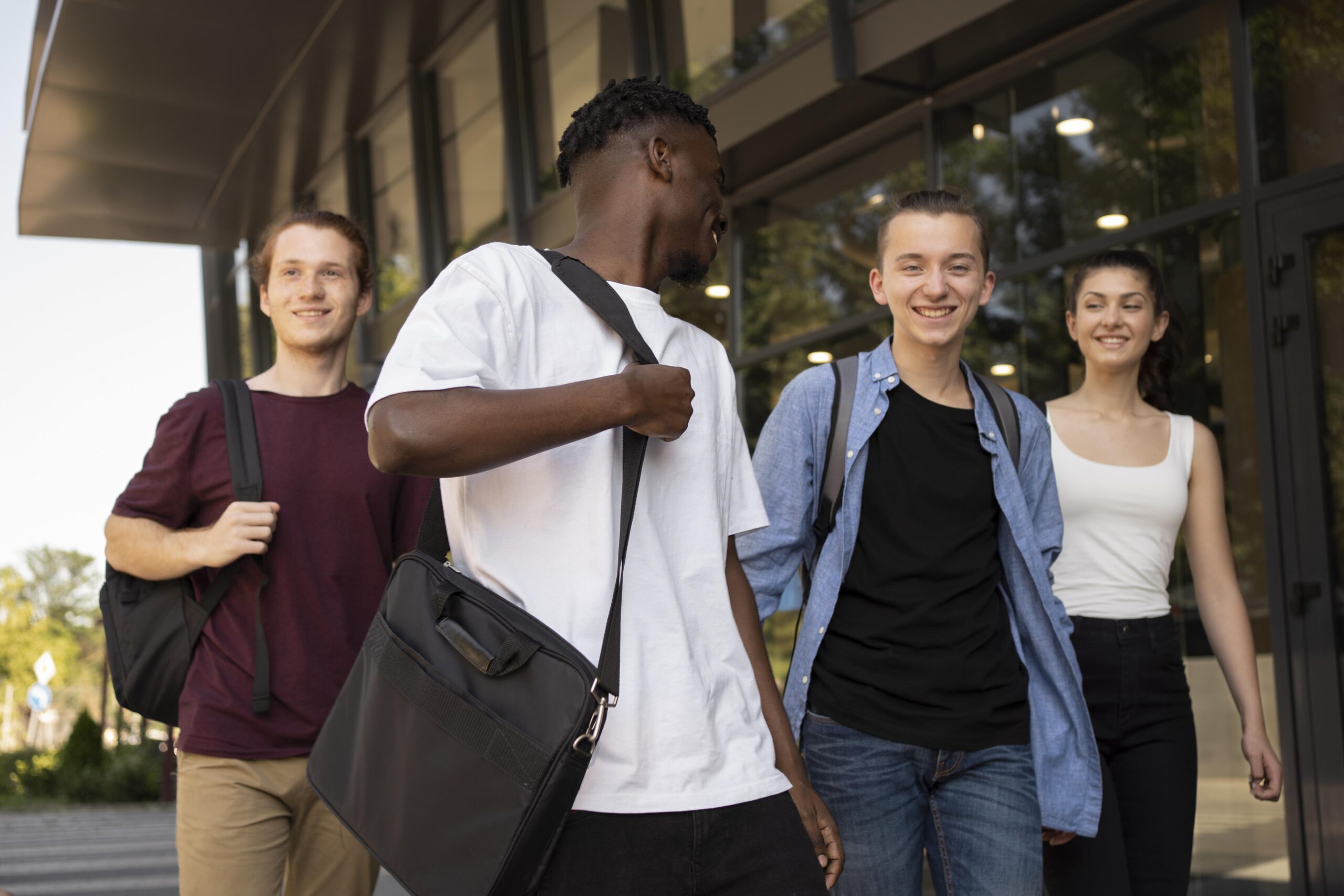 jeunes-adultes-reunis-pour-etudier