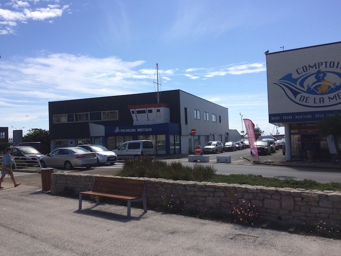 Hangars sur le port