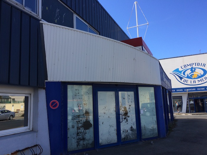 Boutique fermée sur le port