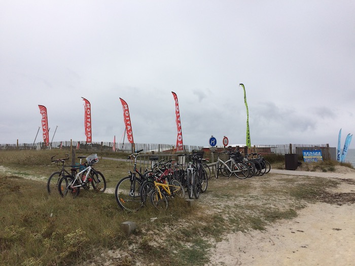 Troupeau de vélos devant la base nautique