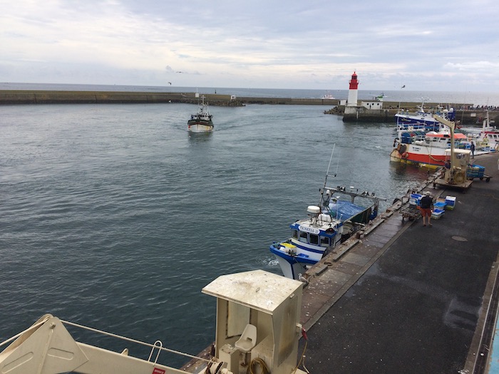Arrivée au port des bateaux de pêche en milieu d'après-midi