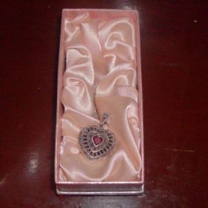 heirloom-locket Awwwwwww