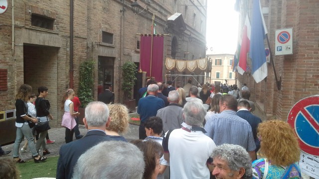 CC procession going past the comune