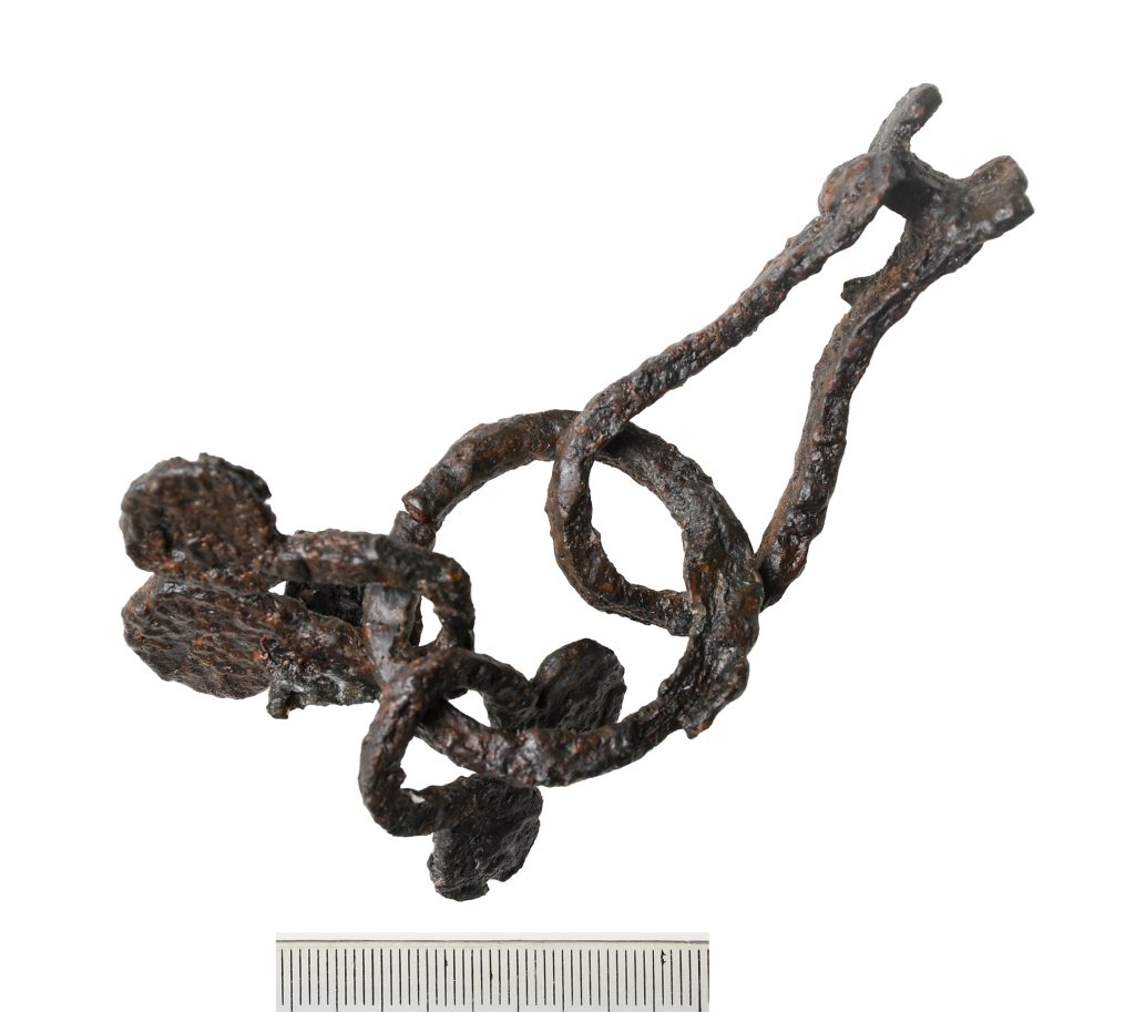 En del av hästutrustning mot vit bakgrund.