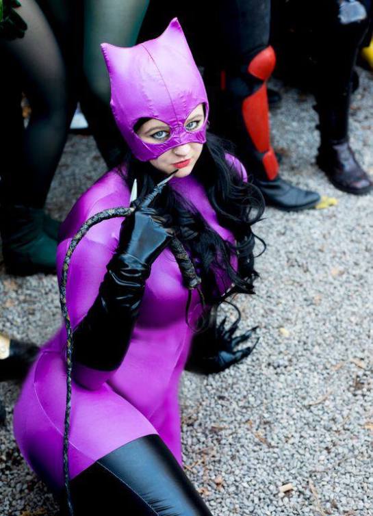 Arianna Braschi in versione Catwoman. Potete ammirare Selina nella splendida e sensuale uniforme viola che stregò i fan negli anni ’90 soprattutto. Si trattava di una Gatta più “cattiva” e forse più ammaliatrice di quella oggi, protagonista della scena criminale di Gotham e costantemente in lotta con Batman.