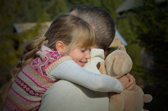 Father taking time to be and to speak with daughter - Vader die tijd neemt om samen met zijn dochter te zijn en met haar te praten